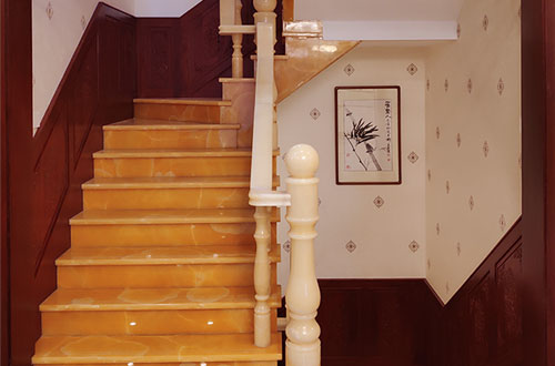 翠屏中式别墅室内汉白玉石楼梯的定制安装装饰效果